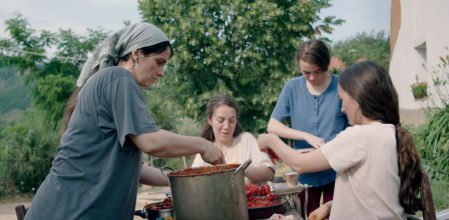 Una imagen de 'Hive', de Blerta Basholli, la películo kosovar a competición en la Seminci.