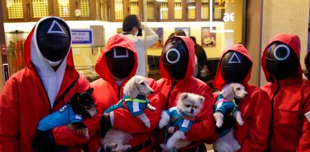 Un grupo de amigos posa disfrazado de la serie de éxito del momento en Netflix, 'El Juego del Calamar'. REUTERS/ Heo Ran