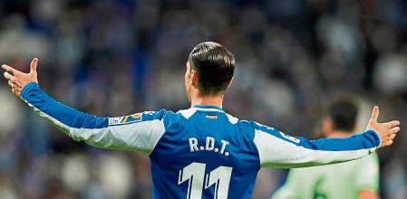 BARCELONA, 26/10/2021.- El delantero del Espanyol, Raúl de Tomás, durante el encuentro correspondiente a la undécima jornada de primera división que han disputado hoy martes frente al Athletic Club en el RCDEstadium, en Barcelona. EFE/Alejandro García.