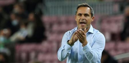 BARCELONA, 30/10/2021.- El entrenador del FC Barcelona Sergi Barjuán durante el partido de la jornada 12 de Liga en Primera División que FC Barcelona y Deportivo Alavés juegan hoy sábado en el Camp Nou, en Barcelona. EFE/Enric Fontcuberta.