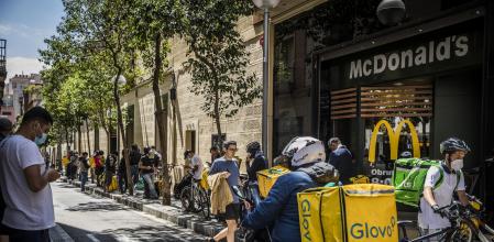 Repartidores hacen cola frente a un restaurante de Barcelona, en una imagen de archivo