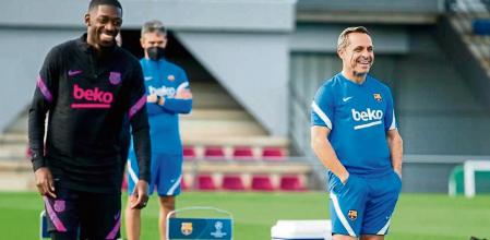 El jugador del FC Barcelona Ousmane Dembélé junto al entrenador interino Sergi Barjuan en el entrenamiento del 1 de noviembre de 2021 FCB 01/11/2021