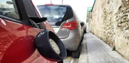 La nueva estafa comienza con la rotura de uno de los retrovisores del coche que está estacionado en la calle o en un parking público 