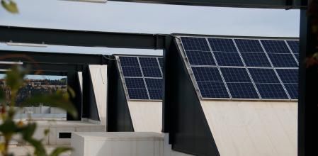 El edificio de la DFactory es uno de los que sí que tienen placas en la Zona Franca