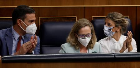 El presidente del Gobierno, Pedro Sánchez, la vicepresidenta primera y ministra de Asuntos Económicos y Transformación Digital, Nadia Calviño, y la vicepresidenta segunda y ministra de Trabajo, Yolanda Díaz, participan en la sesión de control al Gobierno en una imagen de archivo en el Congreso de los Diputados.