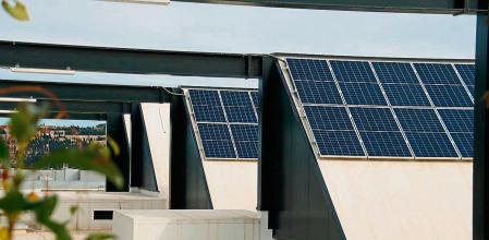 DFactory es uno de los pocos edificios con placas solares en la Zona Franca de Barcelona