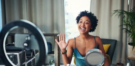 Una influencer grabando un vídeo para su canal de YouTube