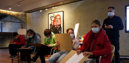 Un momento durante el taller de reinterpretación de la obra de Joan Miró en el Espai Verdú del Grup Alba