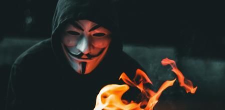 Una persona con una máscara con el rostro de Guy Fawkes.