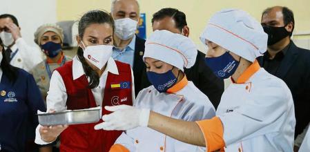 AME4268. ENCARNACIÓN (PARAGUAY), 03/11/2021.- La reina Letizia (i) de España habla hoy con dos cocineras durante su visita a la Escuela Taller de Encarnación (Paraguay). La reina Letizia ha elogiado este miércoles la labor y dedicación de los cooperantes españoles que trabajan en Paraguay para mejorar el acceso a los servicios de salud y educación y luchar contra la trata de mujeres. EFE/Ballesteros
