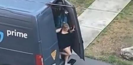 Despiden a un repartidor de Amazon al descubrir que viajaba con una chica en la furgoneta