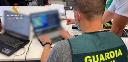 Imagen de recurso de un efectivo de la Guardia Civil rastreando alguna página web.

La Guardia Civil ha desarticulado, en el marco de la operación 'Aguas Vivas', una red dedicada a cometer estafas a través de Internet. La operación se ha saldado con la detención de 16 personas en Ribeira (A Coruña), Madrid, Parla y Móstoles (Madrid), Seseña (Toledo), Villafranca de los Barros (Badajoz) y Aranda de Duero (Burgos) por los presuntos delitos de estafa y pertenencia a organización criminal.

SOCIEDAD 
GUARDIA CIVIL