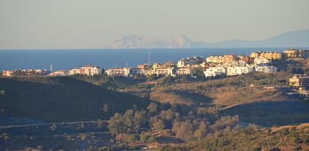 Gibraltar y la costa de África vistos desde Mijas gracias a los cielos despejados por el terral.