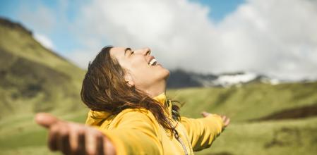 El primer paso para abandonar el sufrimiento es abrazar el dolor con toda su gama de matices y hacerle espacio en nuestro interior