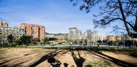 Título Multimedia?Título del objeto multimedia. También es agregado a la Cabecera del objeto, junto con el Pie. solar para construir nuevas viviendas en Sant Andreu Pie?Caption (Pie) del objeto multimedia. También es agregado a la cabecera del objeto, junto con el Título. foto XAVIER CERVERA 23/12/2019 tema de vivienda. Foto del solar de los antiguos cuarteles de Sant Andreu donde se construirán 152 viviendas para jóvenes y personas mayores. Calle Antoni Santiburcio 4-10, cantonada paseo Torres i Bages 143, Barcelona 
Categoría?Es un campo abstracto que determina el tema del contenido (Internacional, Politica...). Se rellena automaticamente en el entorno de Wires o manulamente por los documentalistas en el entorno de archivo Sociedad Sub-Categoría?Es un campo abstracto que determina el subtema del contenido (Futbol, Barça...). Actualmente solamente se usa para realizar una categorización más detallada para los objetos relacionados con el Deporte