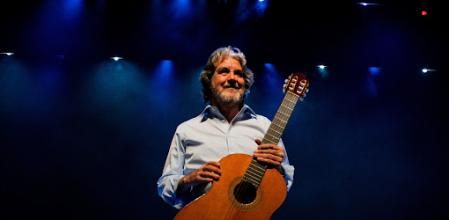 El guitarrista Rafael Riqueni recibe un aplauso del público junto a su guitarra