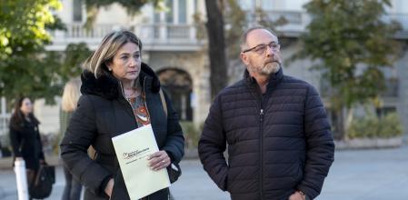Marisol Burón, la madre de Marta Calvo -la joven desaparecida el 7 de noviembre de 2019 en Manuel (Valencia)- y el padre de Marta del Castillo, Antonio del Castillo, a su llegada al Congreso de los Diputados para solicitar que aumenten las penas a los criminales que no revelen dónde están los restos de sus víctimas, a 5 de noviembre de 2021, en Madrid, (España). Para ello, Marisol va a presentar una iniciativa legislativa por la que pide que se tipifique como delito la ocultación intencionada del cuerpo tras un crimen. Marta Calvo desapareció en Manuel (Valencia), donde residía su presunto asesino, en noviembre de 2019, tras haber mantenido un contacto sexual con él. Una vez detenido, Jorge Ignacio declaró que la chica falleció de forma accidental en un episodio de relaciones sexuales y cocaína y posteriormente descuartizó el cuerpo y distribuyó sus restos por contenedores. El asunto está judicializado.
05 NOVIEMBRE 2021;MARTA CALVO;ASESINATO;FALLECIMIENTO;DESAPARICIÓN;CUERPO;VALENCIA
Alberto Ortega / Europa Press
05/11/2021