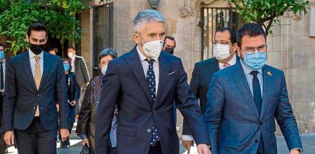 Pla mitjà del ministre de l'Interior del govern espanyol, Fernando Grande-Marlaska, i el president de la Generalitat, Pere Aragonès, encapçalant la comitiva present a la Junta de Seguretat de Catalunya, el 5 de novembre de 2021 (Horitzontal)