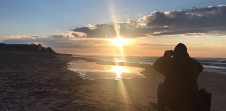 Amanecer con dos soles en la playa de Gavà.