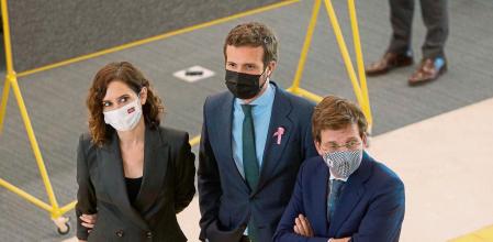 (I-D) La presidenta de la Comunidad de Madrid, Isabel Díaz Ayuso; el presidente del PP, Pablo Casado y el alcalde de Madrid, José Luis Martínez-Almeida, visitan las instalaciones del nuevo Campus de IE Tower ubicado en la quinta torre más alta de Madrid, a 19 de octubre de 2021, en Madrid, (España). Con 180 metros de altura, este edificio es un modelo de arquitectura sostenible que alberga más de 50.000 metros cuadrados de espacios dinámicos y polivalentes. Con la construcción de la torre, IE University ha querido ejemplificar e integrar sus valores: sostenibilidad, tecnología e innovación, emprendimiento, diversidad y humanidades. Este nuevo Campus de IE University tiene como objetivo impulsar la educación como clave del desarrollo sostenible. 19 OCTUBRE 2021;IE TOWER;QUINTA TORRE;CAMPUS;NEGOCIOS;EMPRESAS;EMPRENDIMIENTO;DIVERSIDAD;DESARROLLO SOSTENIBLE Alberto Ortega / Europa Press 19/10/2021