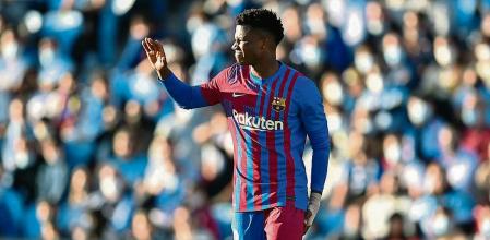 VIGO, SPAIN - NOVEMBER 06: Ansu Fati of FC Barcelona holds his hand up to call for medical attention during the La Liga Santander match between RC Celta de Vigo and FC Barcelona at Abanca-BalaÃ­dos on November 06, 2021 in Vigo, Spain. (Photo by Juan Manuel Serrano Arce/Getty Images)