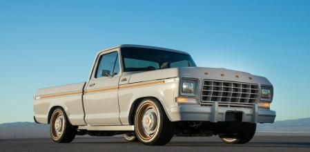 El Ford F-100 Eluminator es un prototipo eléctrico equipado con dos unidades de potencia que entregan 480 caballos y 860 Nm de torque.&nbsp;