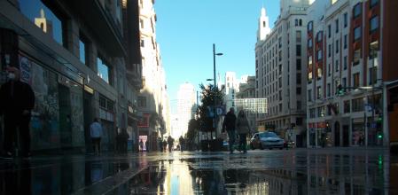 Gran Vía, con Torre de Madrid al fondo