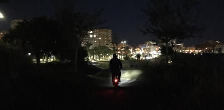 La falta de luz solar incrementa el peligro de accidente de los conductores de bicicleta y patinete eléctrico&nbsp;