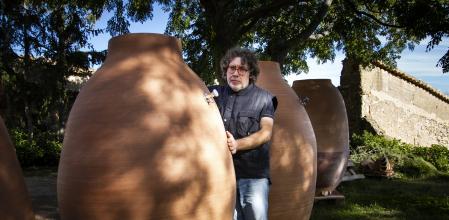 Llarch junto a cuatro de sus jarras para vino