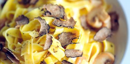 Pasta con láminas de trufa
