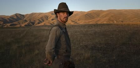 THE POWER OF THE DOG: BENEDICT CUMBERBATCH as PHIL BURBANK in THE POWER OF THE DOG. Cr. KIRSTY GRIFFIN/NETFLIX © 2021