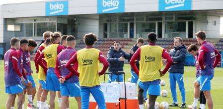 Xavi Hernández dirigiendo al primer equipo en su primer día como técnico del FC Barcelona