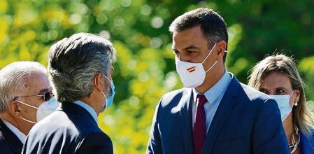 (I-D) El presidente del Tribunal Constitucional, Juan José González Rivas; el presidente del Tribunal Supremo y del Consejo General del Poder Judicial (CGPJ), Carlos Lesmes y el presidente del Gobierno, Pedro Sánchez, llegan al Real Monasterio de Yuste para asistir a la entrega de la XIV edición del 'Premio Europeo Carlos V', otorgado a la canciller de la República Federal Alemana, Angela Merkel, a 14 de octubre de 2021, en Cuacos de Yuste, Cáceres, Extremadura, (España). Entregado por la Fundación Academia Europea e Iberoamericana de Yuste, Merkel recibe este galardón en reconocimiento a su trayectoria política al servicio de Europa. Con el galardón, a Merkel se le reconoce su defensa del proceso de integración europea y del importante papel estratégico de Europa en el concierto internacional. De esta forma, Merkel se convierte en la tercera mujer que recibe el Premio Europeo Carlos V. 14 OCTUBRE 2021;MERKEL;PREMIO;EUROPA;REALEZA;MONASTERIO DE YUSTE;PREMIO EUROPEO CARLOS V;RECONOCIMIENTO;ALEMANIA Manuel Ángel Laya / Europa Press 14/10/2021