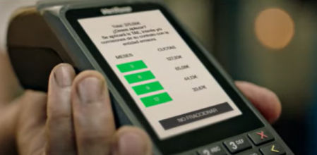 En el momento de pasar por caja, el consumidor puede elegir la compra aplazada y el número de cuotas