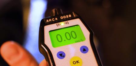 El alcoholímetro es un instrumento que sirve para medir la tasa de alcohol que ha ingerido una persona&nbsp;