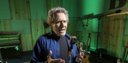 Miguel Ríos, durante la grabación del 'himno a la elgría' en versión catalana