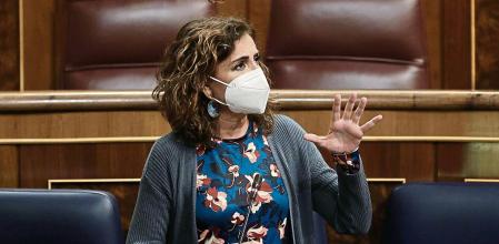 La ministra de Hacienda, María Jesús Montero, interviene en una sesión de control en el Congreso de los Diputados, a 10 de noviembre de 2021, en Madrid, (España). Durante el pleno, el presidente del Gobierno va a informar sobre la Cumbre UE-Balcanes Occidentales celebrada el 6 de octubre y del Consejo Europeo de los días 21 y 22 de octubre de 2021. Asimismo, la entrada en vigor de la reforma del impuesto de plusvalía municipal y la propuesta del PP para suprimir de los Presupuestos Generales del Estado subidas de impuestos y cotizaciones también ocupan un espacio en esta sesión de control al Ejecutivo central. 10 NOVIEMBRE 2021;CUMBRE;CONGRESO;PLENO;SESION PLENARIA Eduardo Parra / Europa Press 10/11/2021