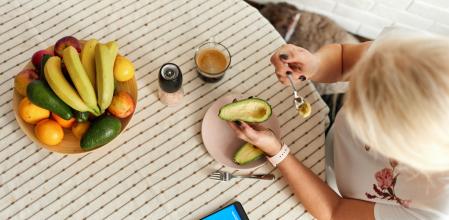 El tratamiento para evitar la hiperglucemia y sus consecuencias puede consistir en un control más riguroso de la alimentación.