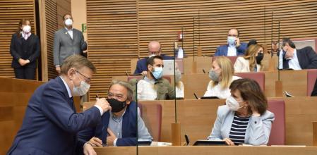 El presidente de la Generalitat Valenciana, Ximo Puig, junto al portavoz socialista en Les Corts, Manolo Mata, y la portavoz, adjunta, Carmen Martínez.