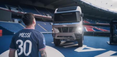 El delantero del PSG Lionel Messi presentó el Gaussin H2 Racing Truck en el estadio parisino Parque de los Príncipes