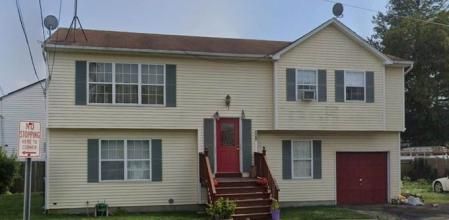 La casa tiene 3 dormitorios y está situada en Long Island, Nueva York