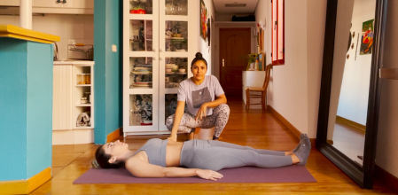 Tumbado: Lo ideal en esta postura es hacer 10 repeticiones por cada pierna. Sigue las 
instrucciones del vídeo.