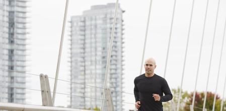 Una camiseta térmica mantiene nuestra temperatura corporal estable en todo momento.