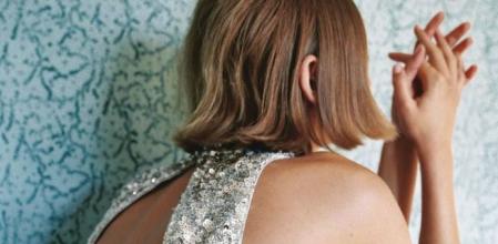 Deja ver gran parte de la espalda