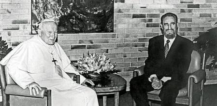 VISITA DE JUAN PABLO II A CUBA: La Habana, 21-1-1998.- El presidente cubano, Fidel Castro (dcha), recibe al Papa Juan Pablo II (izda) en el Palacio Presidencial, como parte de la visita del Sumo Pontífice a Cuba. PRENSA LATINA/CPI/jgb