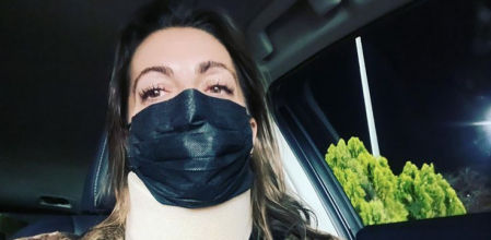 Ángeles Blanco, con collarín y mascarilla