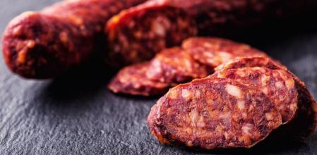 Los productos con grasas saturadas, como los embutidos o la bollería industrial, contribuyen a la acumulación de grasa visceral alrededor del hígado