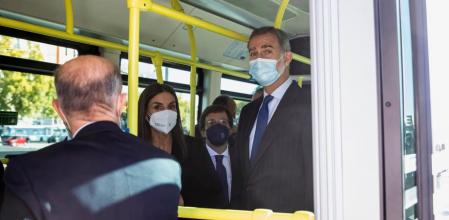 Los reyes de España, Felipe VI y Letizia, a bordo de un autobús eléctrico, acompañados por el alcalde de la capital, José Luis Martínez-Almeida (2d), hacen una parada en Atocha, mientras se dirigen a visitar las cocheras de la Empresa Municipal de Transportes (EMT) con motivo del 75 aniversario de la compañía, este lunes en Madrid.