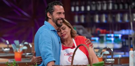 Paco León visita a su madre, Carmina Barrios, en 'MasterChef Celebrity'