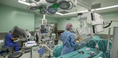 Intervención quirúrgica con el equipamiento Da Vinci Xi HD en el Centro Médico Teknon de Barcelona.